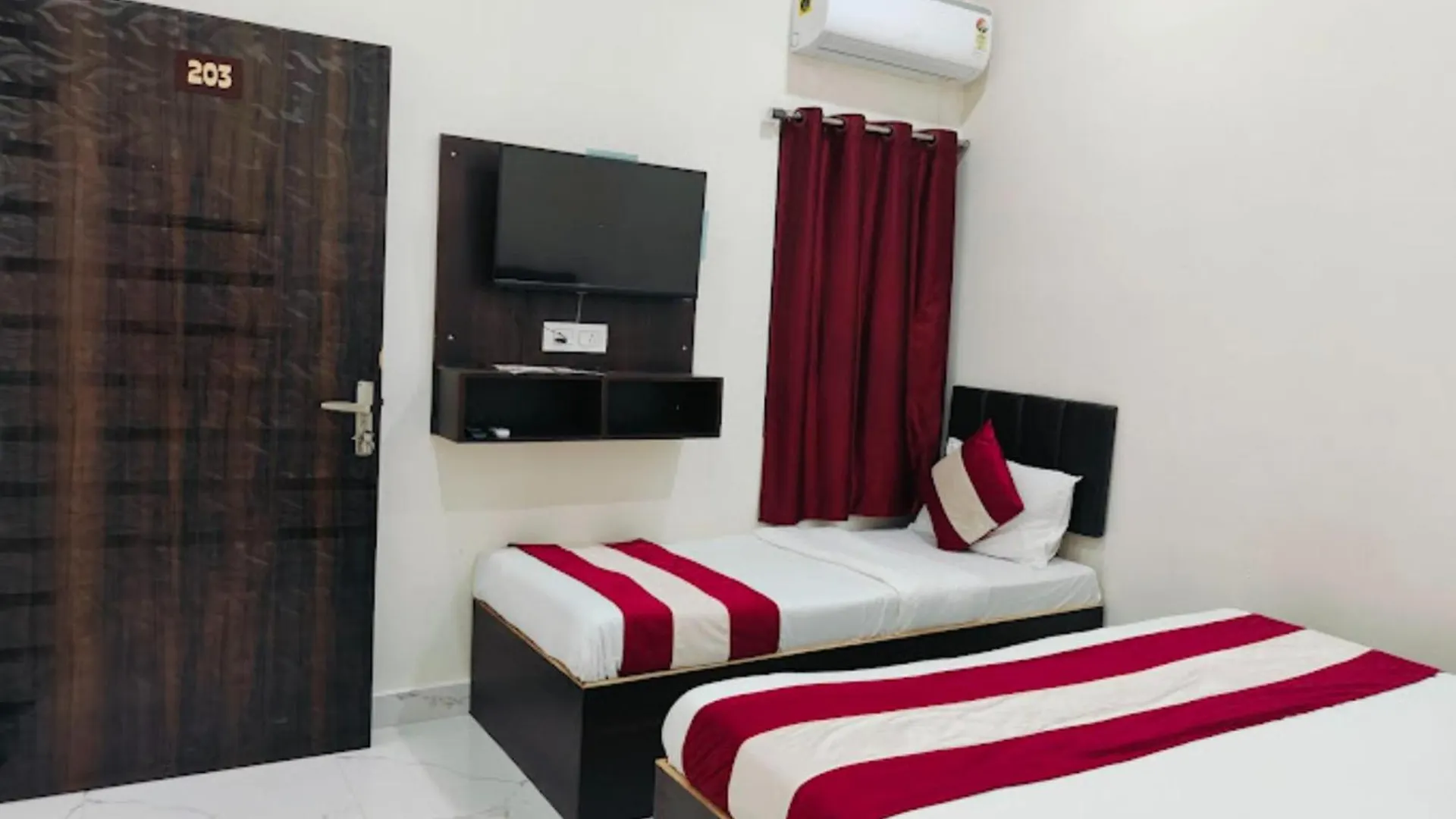 Varanasi Hotel #Mahadev # Inn # -Near Kashi Vishwanath Temple And Ganga Arti Ghat #Fully Air Conditioning #Free Wi-Fi #Parking #Best Hotel In Varanasi #Prime Location - Book Now