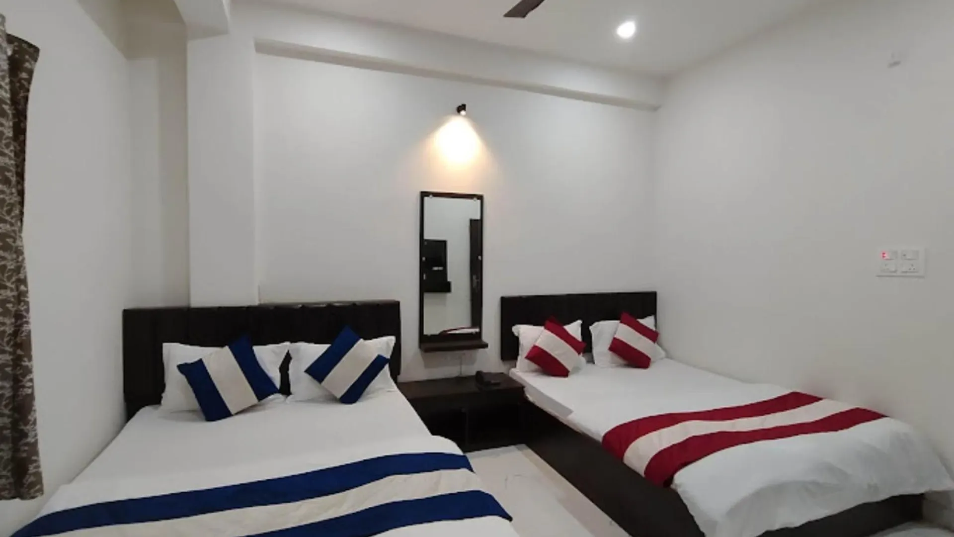 Varanasi Hotel #Mahadev # Inn # -Near Kashi Vishwanath Temple And Ganga Arti Ghat #Fully Air Conditioning #Free Wi-Fi #Parking #Best Hotel In Varanasi #Prime Location - Book Now