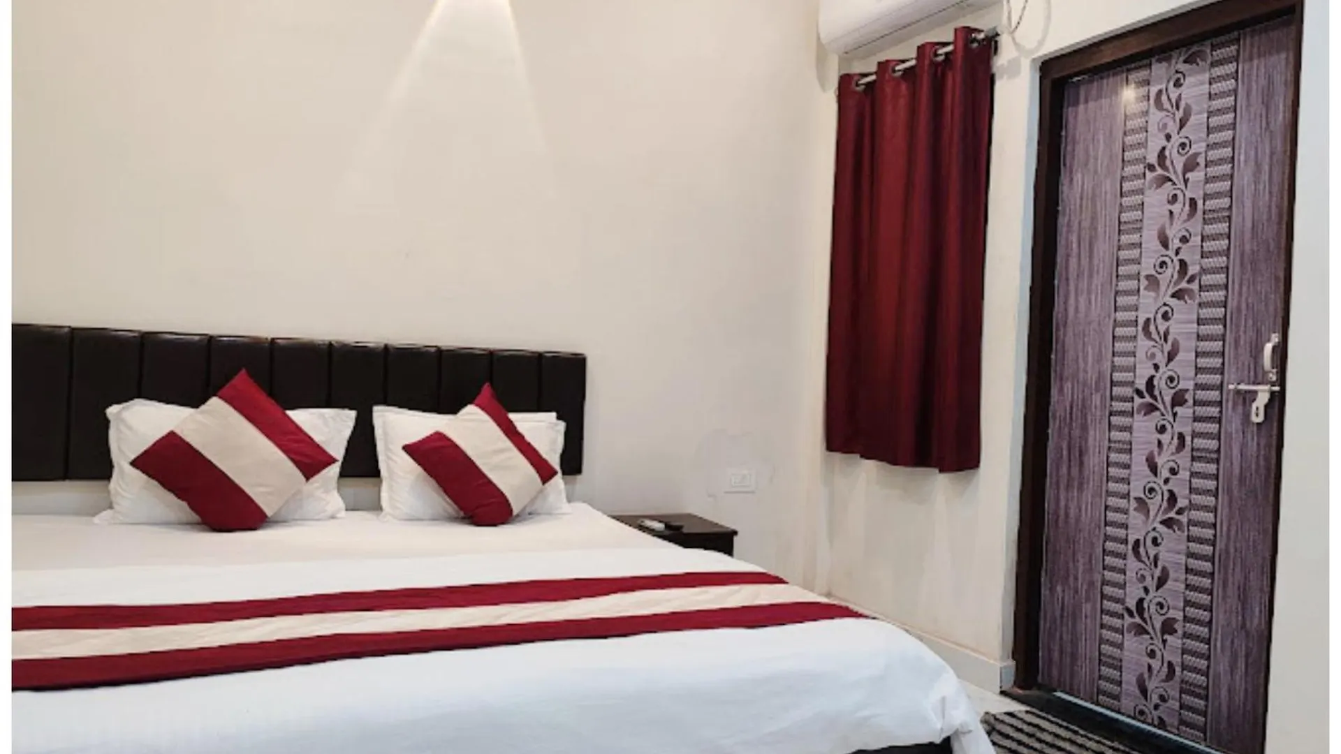 Varanasi Hotel #Mahadev # Inn # -Near Kashi Vishwanath Temple And Ganga Arti Ghat #Fully Air Conditioning #Free Wi-Fi #Parking #Best Hotel In Varanasi #Prime Location - Book Now