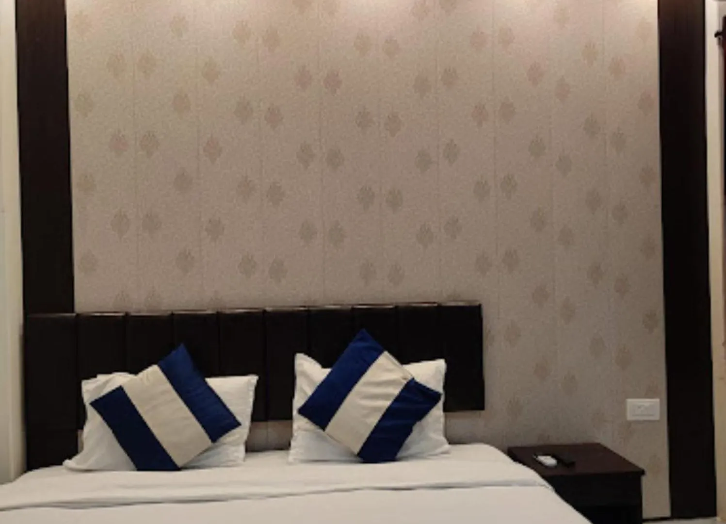 Varanasi Hotel #Mahadev # Inn # -Near Kashi Vishwanath Temple And Ganga Arti Ghat #Fully Air Conditioning #Free Wi-Fi #Parking #Best Hotel In Varanasi #Prime Location - Book Now 4*,