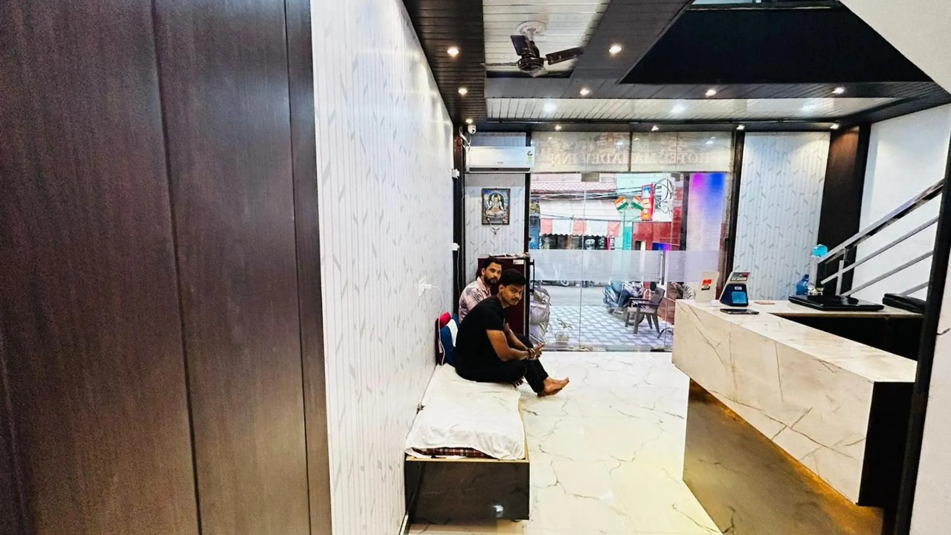 Varanasi Hotel #Mahadev # Inn # -Near Kashi Vishwanath Temple And Ganga Arti Ghat #Fully Air Conditioning #Free Wi-Fi #Parking #Best Hotel In Varanasi #Prime Location - Book Now