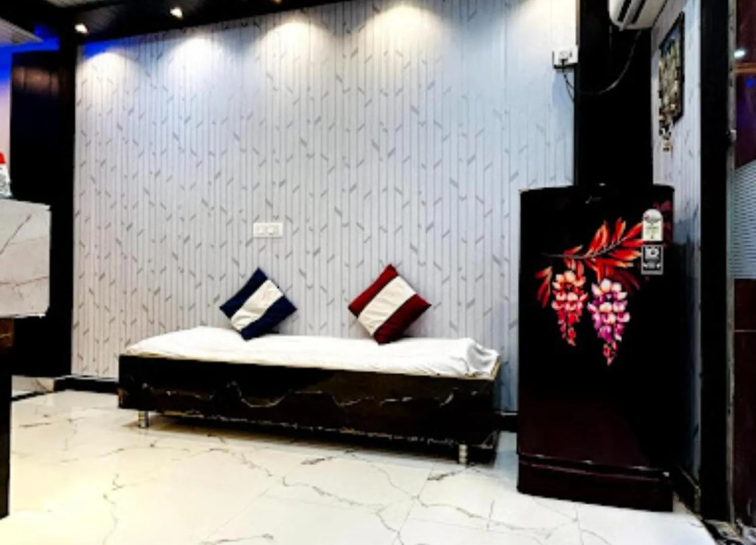 Varanasi Hotel #Mahadev # Inn # -Near Kashi Vishwanath Temple And Ganga Arti Ghat #Fully Air Conditioning #Free Wi-Fi #Parking #Best Hotel In Varanasi #Prime Location - Book Now