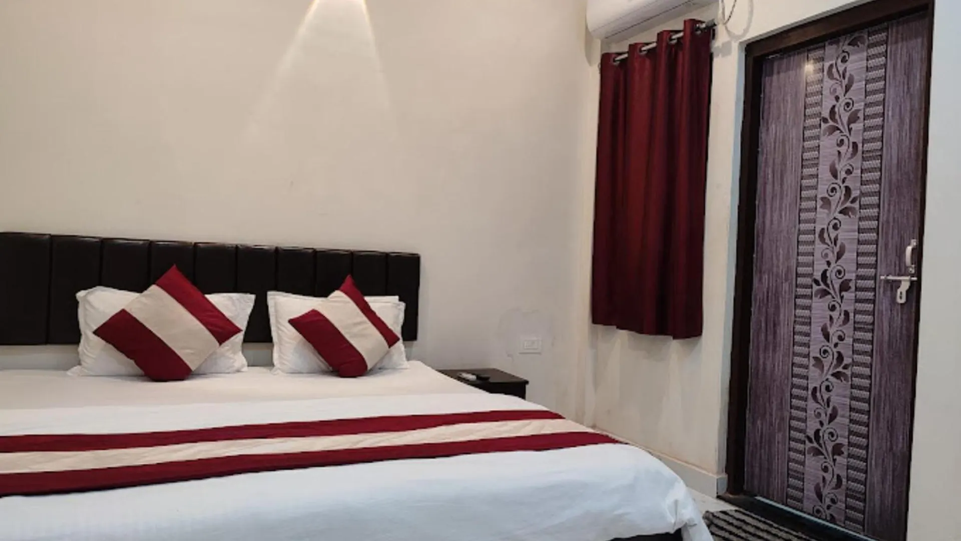 Varanasi Hotel #Mahadev # Inn # -Near Kashi Vishwanath Temple And Ganga Arti Ghat #Fully Air Conditioning #Free Wi-Fi #Parking #Best Hotel In Varanasi #Prime Location - Book Now