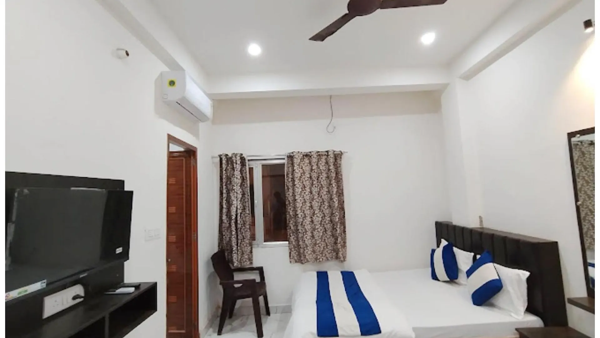 Varanasi Hotel #Mahadev # Inn # -Near Kashi Vishwanath Temple And Ganga Arti Ghat #Fully Air Conditioning #Free Wi-Fi #Parking #Best Hotel In Varanasi #Prime Location - Book Now India