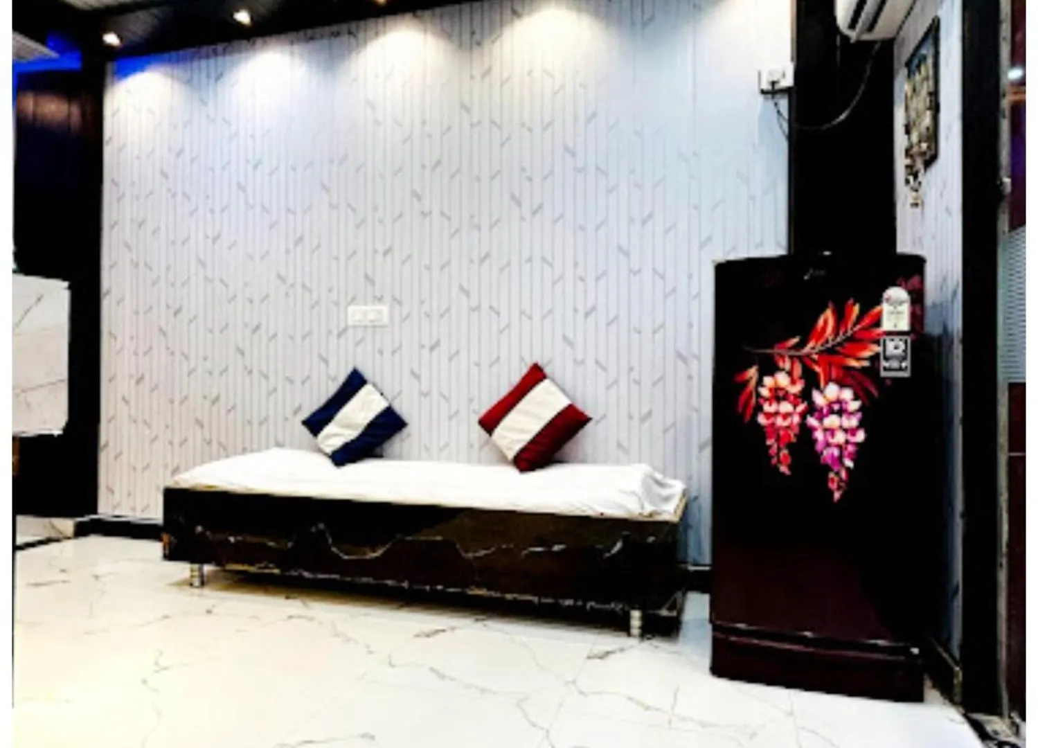 Varanasi Hotel #Mahadev # Inn # -Near Kashi Vishwanath Temple And Ganga Arti Ghat #Fully Air Conditioning #Free Wi-Fi #Parking #Best Hotel In Varanasi #Prime Location - Book Now
