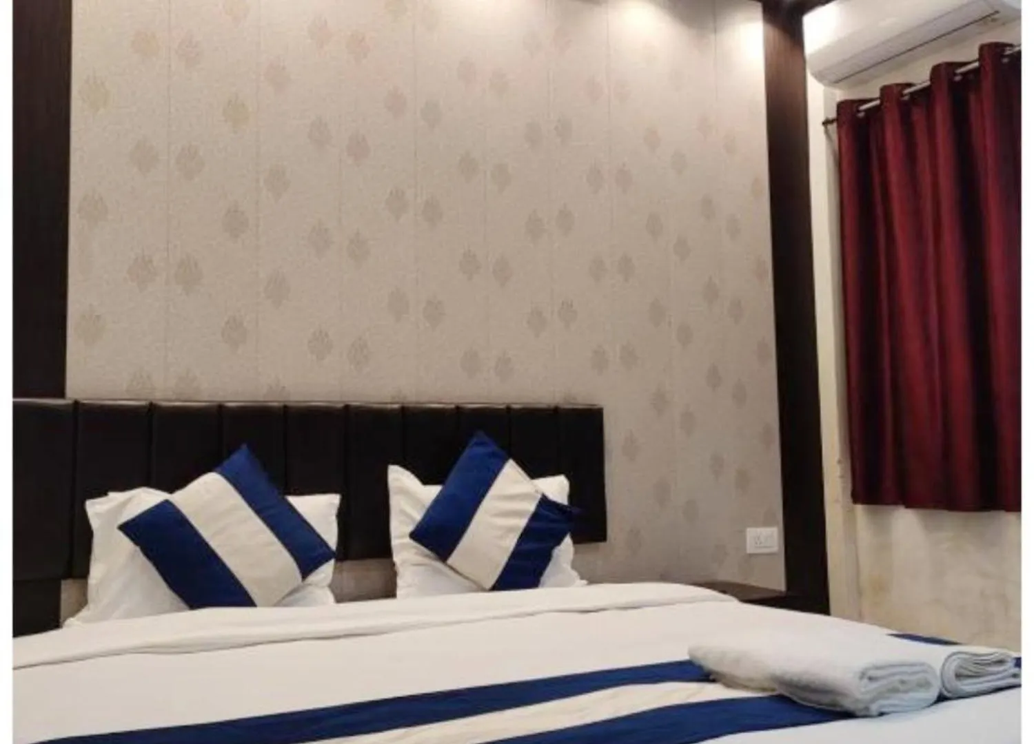 Varanasi Hotel #Mahadev # Inn # -Near Kashi Vishwanath Temple And Ganga Arti Ghat #Fully Air Conditioning #Free Wi-Fi #Parking #Best Hotel In Varanasi #Prime Location - Book Now