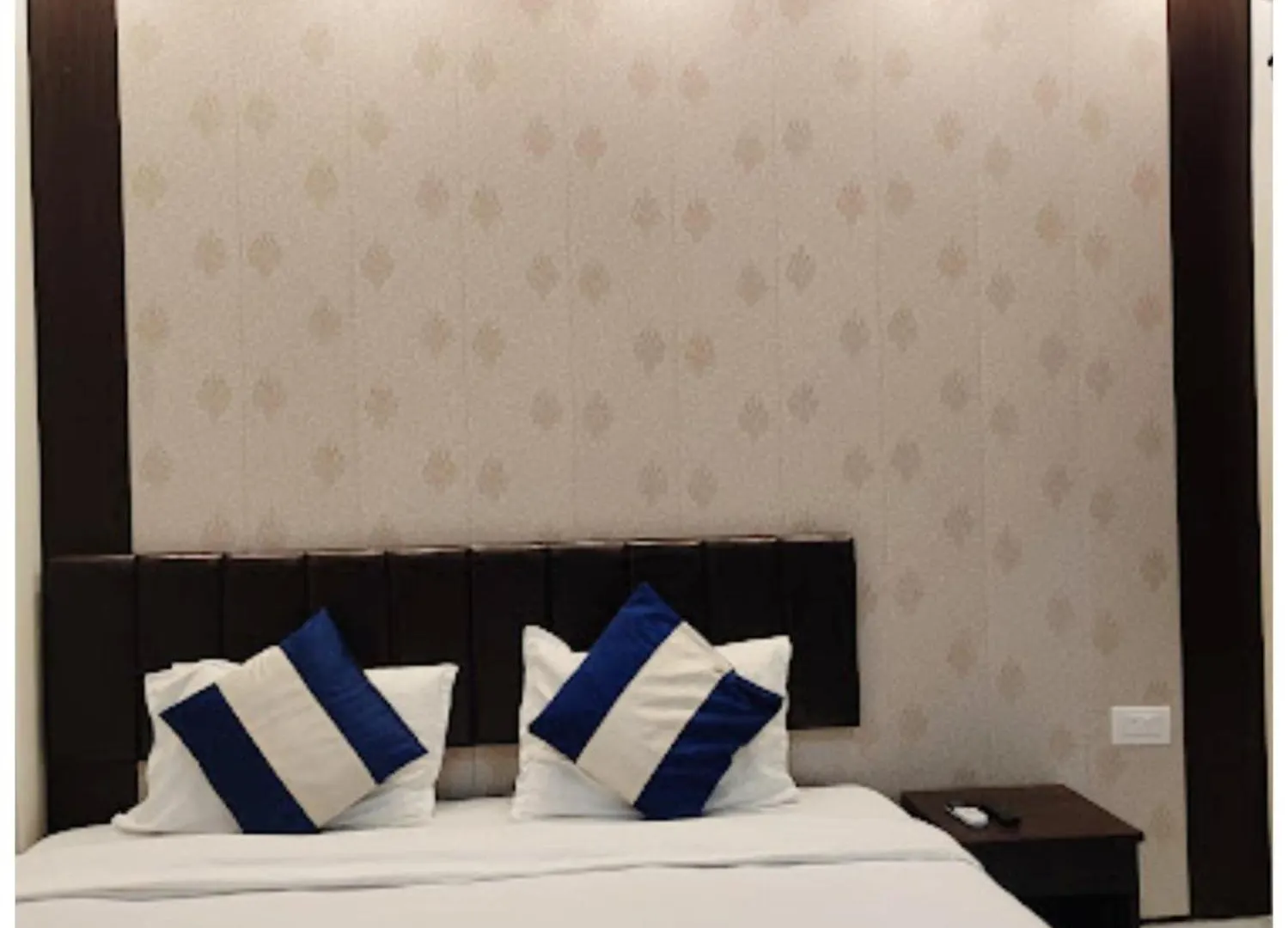 Varanasi Hotel #Mahadev # Inn # -Near Kashi Vishwanath Temple And Ganga Arti Ghat #Fully Air Conditioning #Free Wi-Fi #Parking #Best Hotel In Varanasi #Prime Location - Book Now