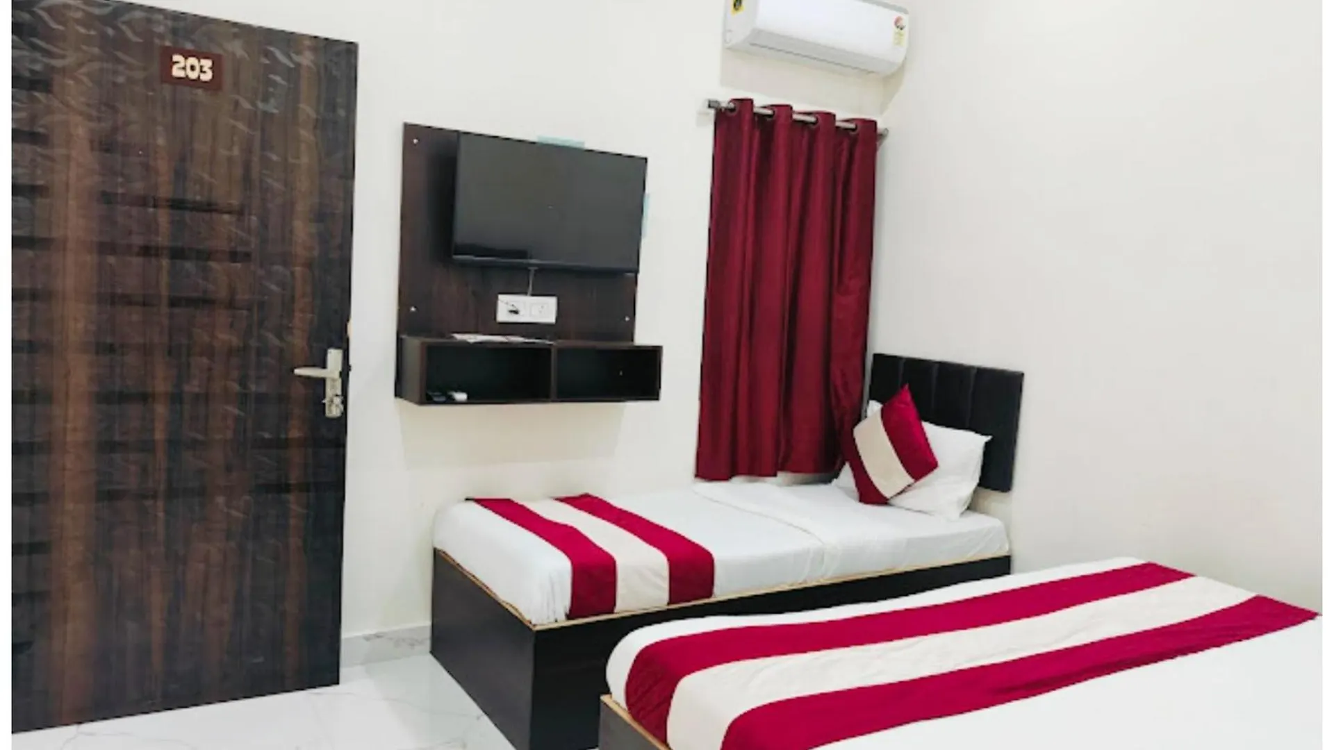 Varanasi Hotel #Mahadev # Inn # -Near Kashi Vishwanath Temple And Ganga Arti Ghat #Fully Air Conditioning #Free Wi-Fi #Parking #Best Hotel In Varanasi #Prime Location - Book Now 4*,  India
