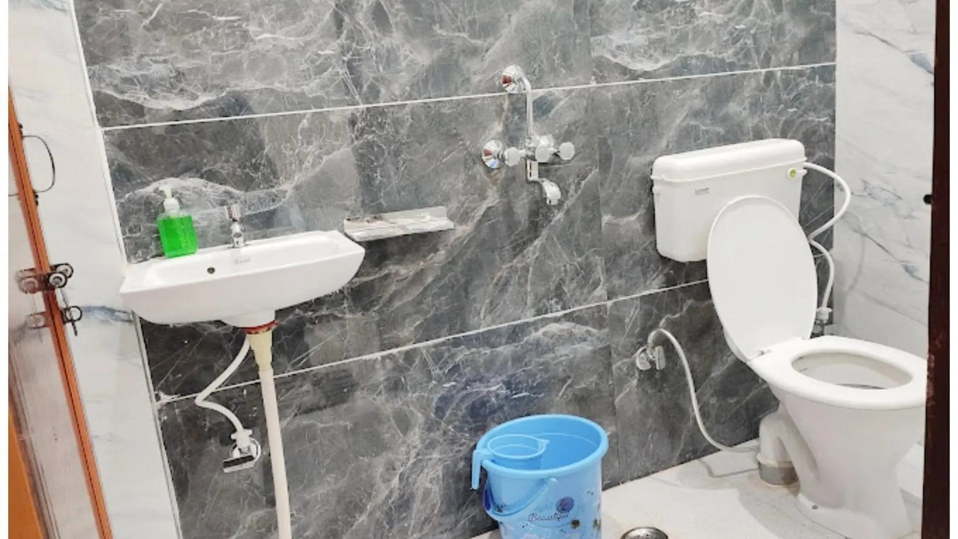 Varanasi Hotel #Mahadev # Inn # -Near Kashi Vishwanath Temple And Ganga Arti Ghat #Fully Air Conditioning #Free Wi-Fi #Parking #Best Hotel In Varanasi #Prime Location - Book Now 4*,